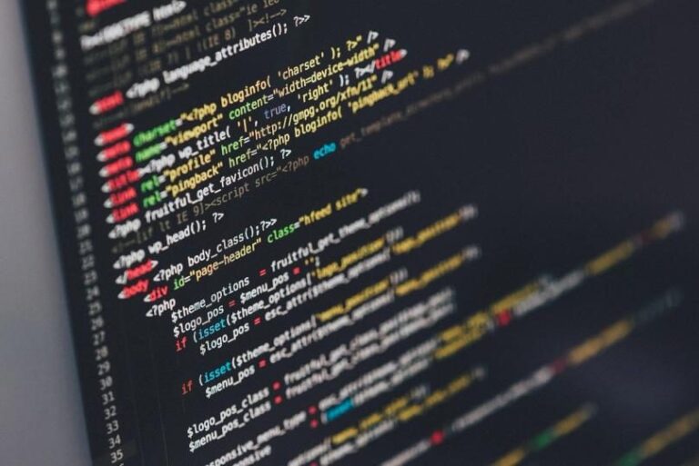 Physische Bitcoin-Münze vor einem futuristischen, leuchtenden Quantencomputer-Hintergrund