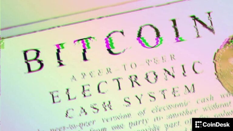 Eine physische Bitcoin-Münze auf einem beleuchteten Mainboard als Symbol für Technologie und Quantencomputing