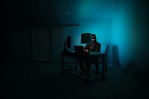 Physische Bitcoin-Münze vor einem modernen Quantencomputer-Prozessor zur Visualisierung von Krypto-Sicherheit