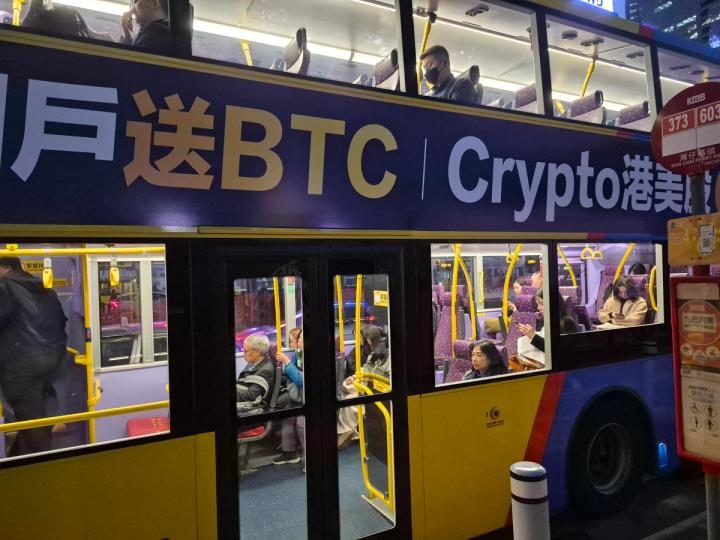 Physische Bitcoin-Münze vor einem steigenden grünen Kurs-Chart