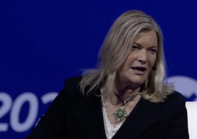 Porträt von US-Senatorin Cynthia Lummis mit dem US-Kapitol und einem Bitcoin-Symbol im Hintergrund