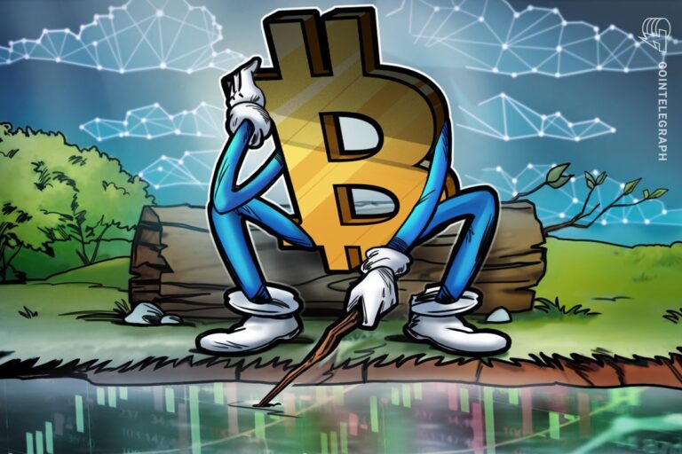 Eine Bitcoin-Münze vor dem Gebäude der US-Notenbank Federal Reserve mit einem absteigenden roten Kurs-Chart im Hintergrund.