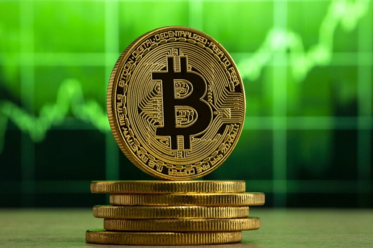 Bitcoin-Kurschart auf einem Bildschirm mit einem stark aufsteigenden grünen Trendpfeil