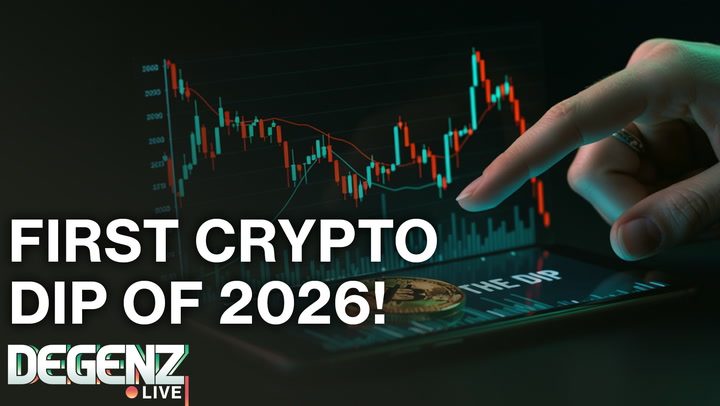 Morgan Stanley Gebäude im Hintergrund mit physischen Bitcoin, Ethereum und Solana Münzen im Vordergrund