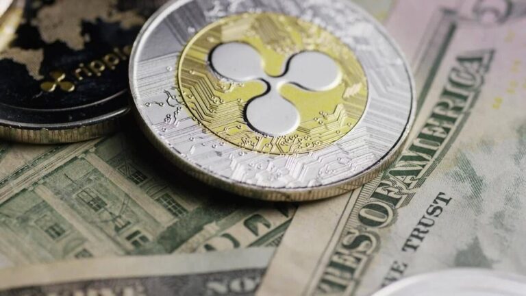 Das Logo der Kryptowährung XRP vor dem Gebäude der US-Börsenaufsicht SEC