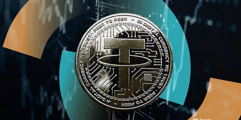 Ein Smartphone mit einer Krypto-Wallet-Applikation neben digitalen Münzen von Tether und Bitcoin.