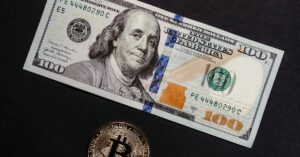 Das US-Kapitol in Washington D.C. mit einer physischen Bitcoin-Münze im Vordergrund