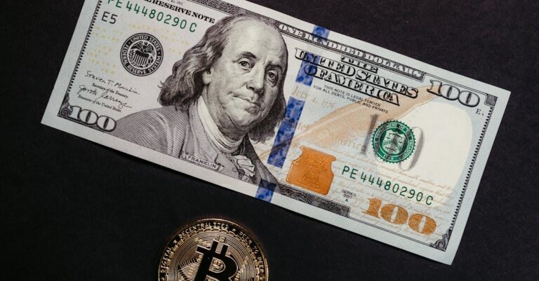 Das US-Kapitol in Washington D.C. mit einer physischen Bitcoin-Münze im Vordergrund