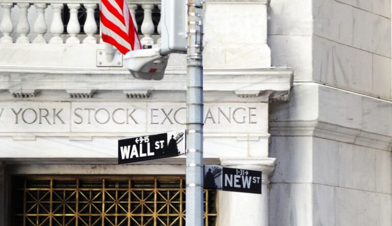 Grafische Darstellung des XRP-Logos neben den Emblemen von BlackRock und Mastercard vor einem digitalen Netzwerk