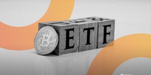 Roter fallender Börsenchart über einer physischen Bitcoin-Münze