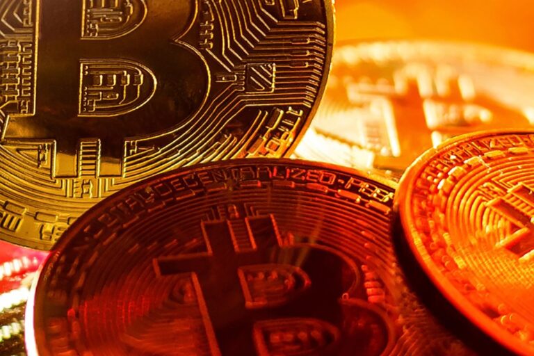 Eine symbolische Bitcoin-Münze vor einem digitalen Netzwerk-Hintergrund, der fehlerhafte oder rote Verbindungen zeigt.