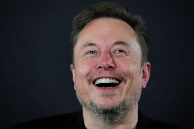 Eine physische Bitcoin-Münze vor einer startenden Rakete des Raumfahrtunternehmens SpaceX
