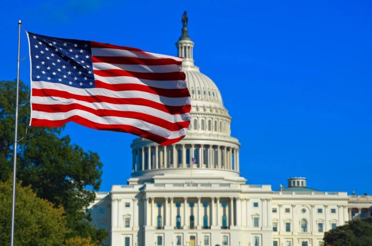 Eine physische Bitcoin-Münze vor dem US-Kapitol in Washington D.C.