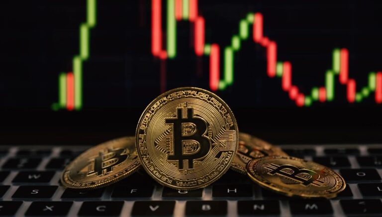 Eine physische Bitcoin-Münze vor einem futuristischen Quantencomputer-Hintergrund im blauen Licht