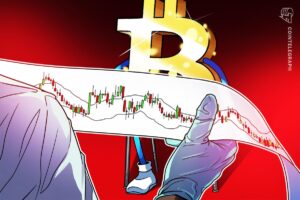Roter fallender Chart-Pfeil über einer physischen Bitcoin-Münze vor einem dunklen Hintergrund