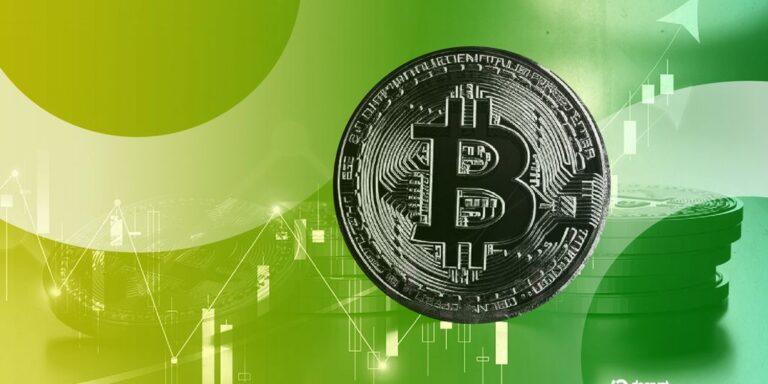 Physische Bitcoin-Münze vor einem aufsteigenden Kurs-Chart und verschwommenen globalen Krisenherden