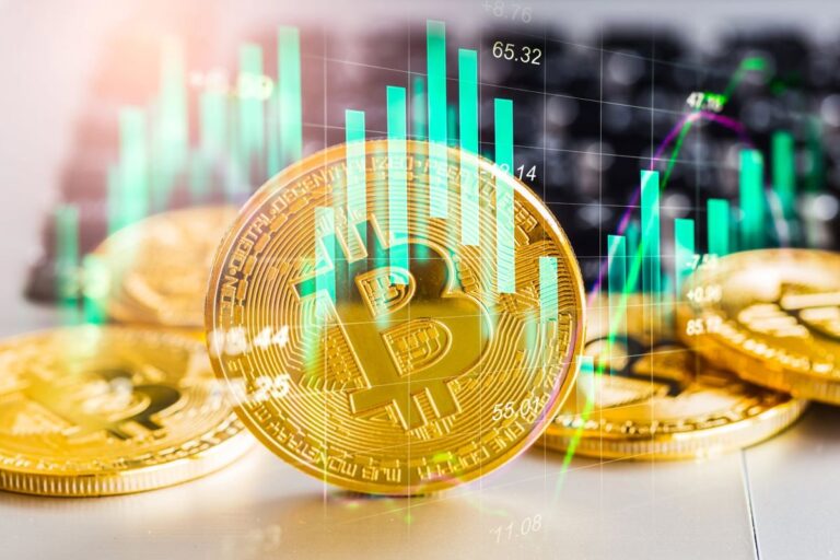 Physische Bitcoin-Münze vor einem ansteigenden Kurs-Chart und Trading-Indikatoren auf einem Bildschirm