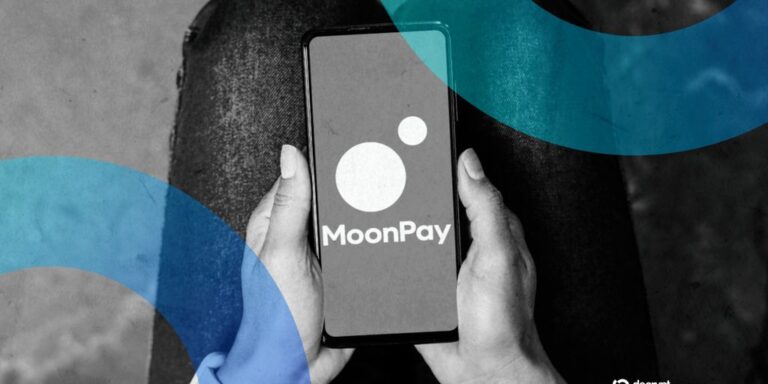 Bitcoin-Münze und das Logo von ChatGPT auf einem Smartphone-Display, das einen Chatverlauf zum Krypto-Kauf zeigt