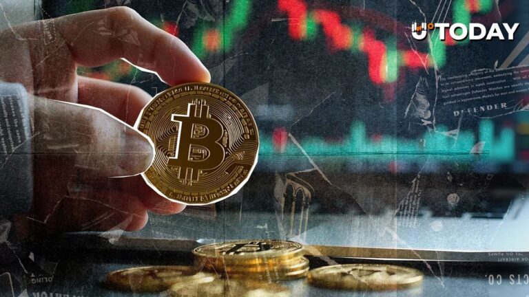 Abwärtsgerichteter roter Kurs-Chart hinter einer physischen Bitcoin-Münze