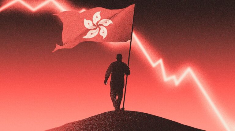 Chinesische Yuan-Banknoten neben einer digitalen Tether-Münze vor einem fallenden Börsenchart