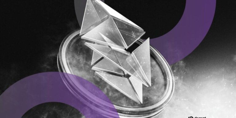 Silberne Ethereum-Münze vor einem absteigenden roten Kurs-Chart