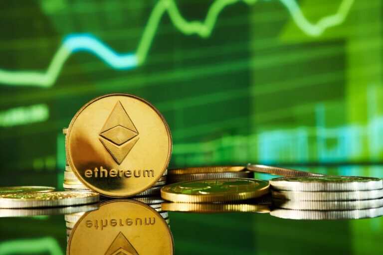 Vitalik Buterin und das Ethereum-Logo vor einem abstrakten digitalen Hintergrund