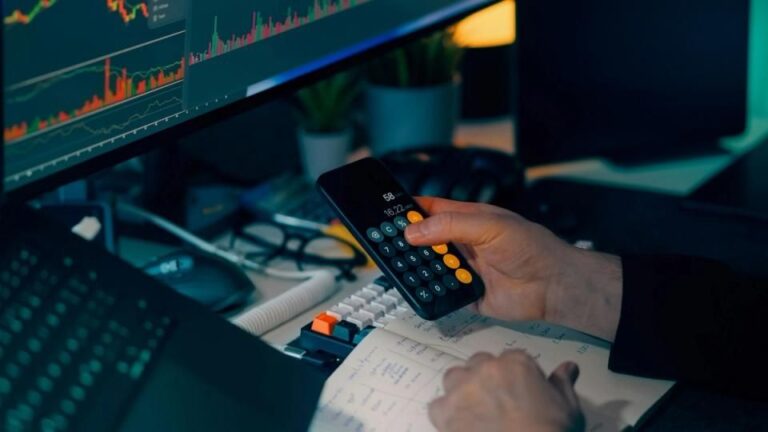 Konzeptbild mit Bitcoin- und Ethereum-Münzen im Hintergrund und einem leuchtenden XRP-Logo im Vordergrund
