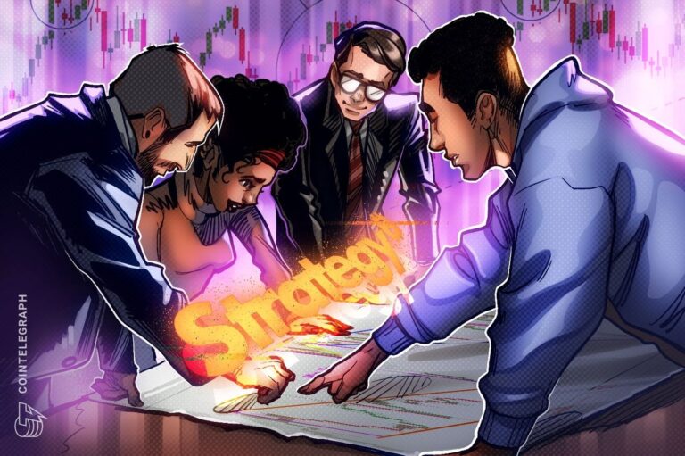 Michael Saylor vor einem Bitcoin-Chart und dem Logo von MicroStrategy