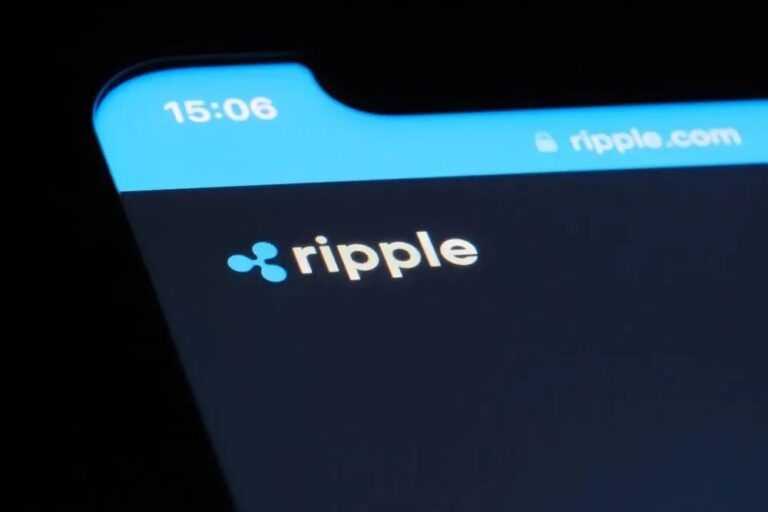Logo von Ripple neben einem digitalen Kurs-Chart und dem Schriftzug der Wall Street