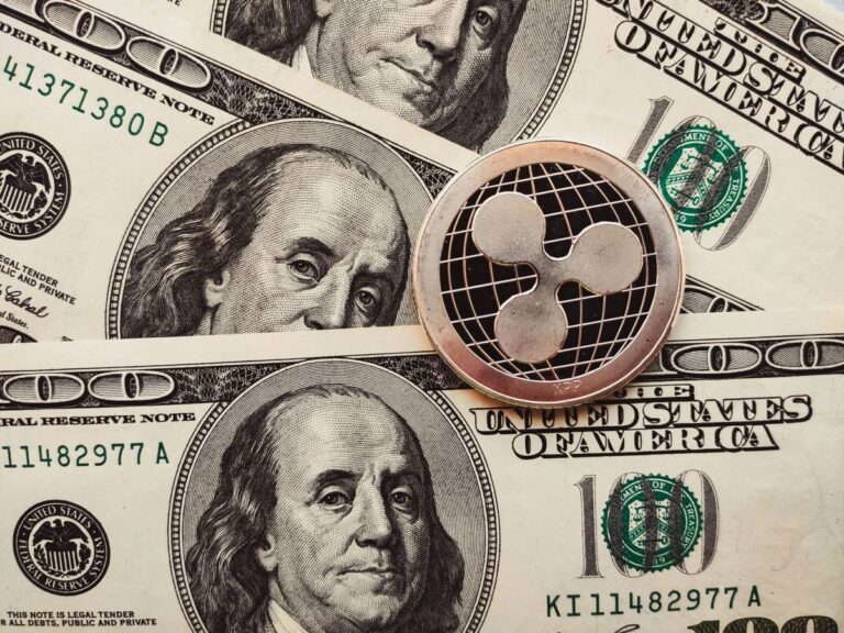 Illustration des Ripple-Logos verbunden mit traditionellen Bankgebäuden in einem digitalen Netzwerk