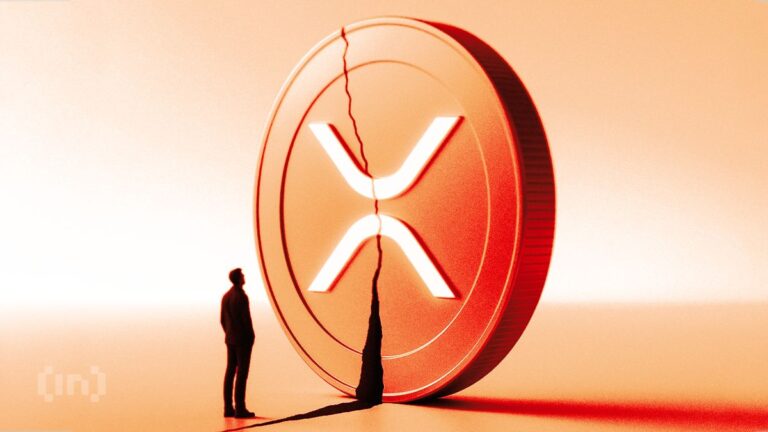 Eine physische Ripple-Münze vor einem roten Abwärts-Chart, der den Preisverfall von XRP symbolisiert.