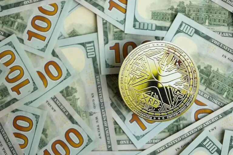 Physische Goldmünzen neben einem digitalen XRP-Token vor dem Hintergrund der russischen Flagge