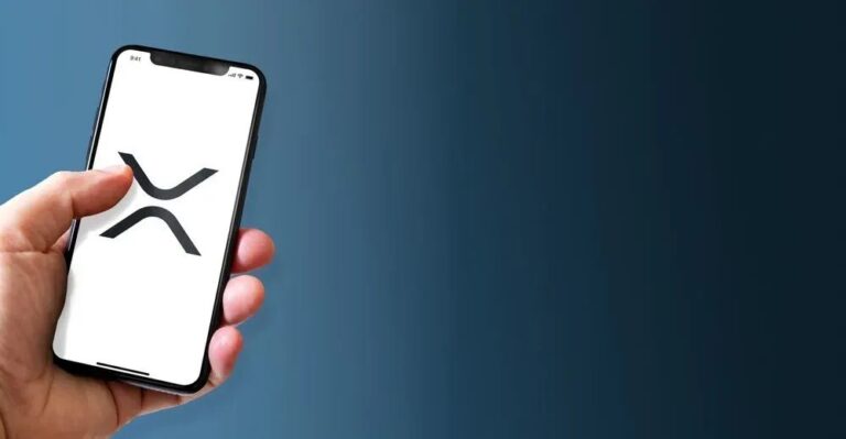 Eine physische XRP-Münze liegt vor einem digitalen Banktresor