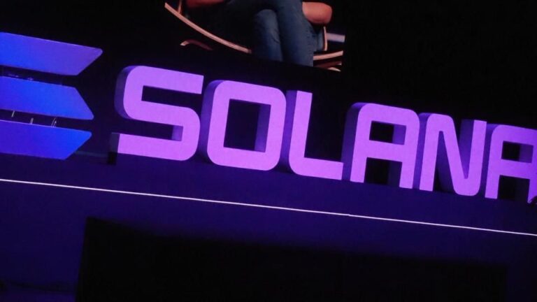 Das Solana-Logo vor einem leuchtenden Netzwerk-Hintergrund, der technologischen Fortschritt symbolisiert