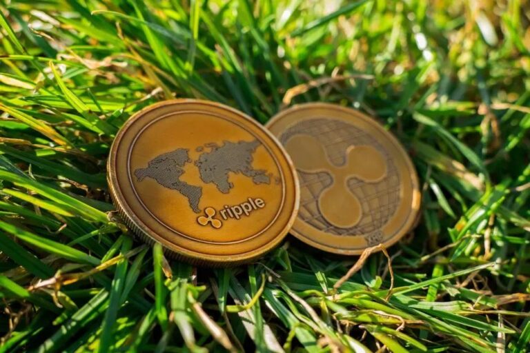 Eine digitale Ripple-Münze vor dem Hauptgebäude der US-Notenbank Federal Reserve in Washington.