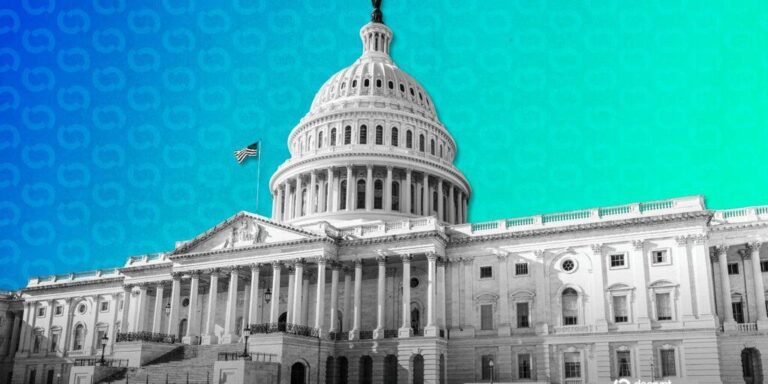 Das US-Kapitol in Washington mit einer physischen Bitcoin-Münze und einem Richterhammer im Vordergrund.