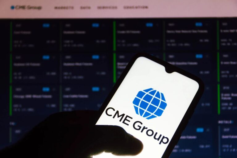 Ein leuchtendes XRP-Logo vor einem steigenden Kurs-Chart und dem Gebäude der CME-Börse