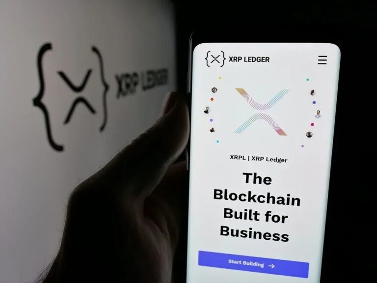 Eine XRP-Münze vor einem digitalen Chart, der das Wachstum im Bereich der Real-World Assets visualisiert.