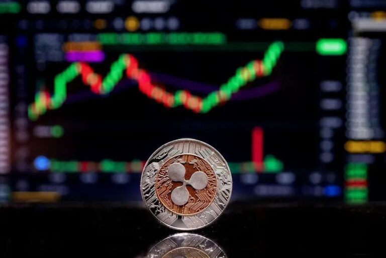 Eine leuchtende XRP-Münze steht stabil im Vordergrund, während im Hintergrund rote Kurs-Charts einen Marktabsturz zeigen.