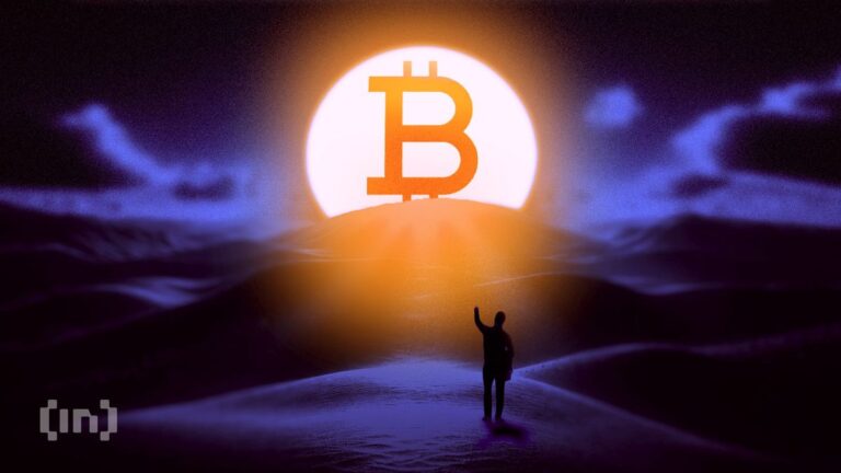 Porträt von Adam Back neben einem stilisierten Bitcoin-Logo und einem gespaltenen Blockchain-Pfad