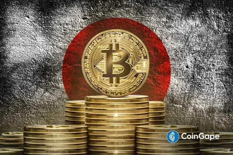 Physische Bitcoin-Münze auf einer japanischen Flagge neben einem aufsteigenden Kurs-Chart