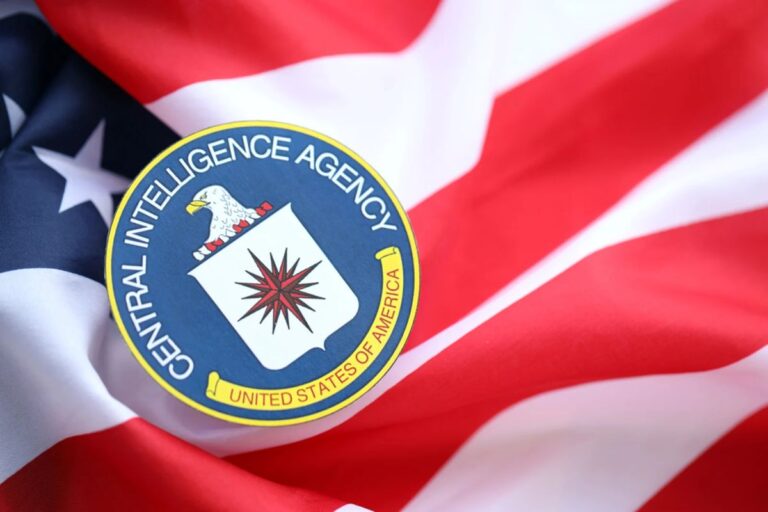 Porträt von Bill Pulte vor einer US-Flagge und einem Bitcoin-Symbol