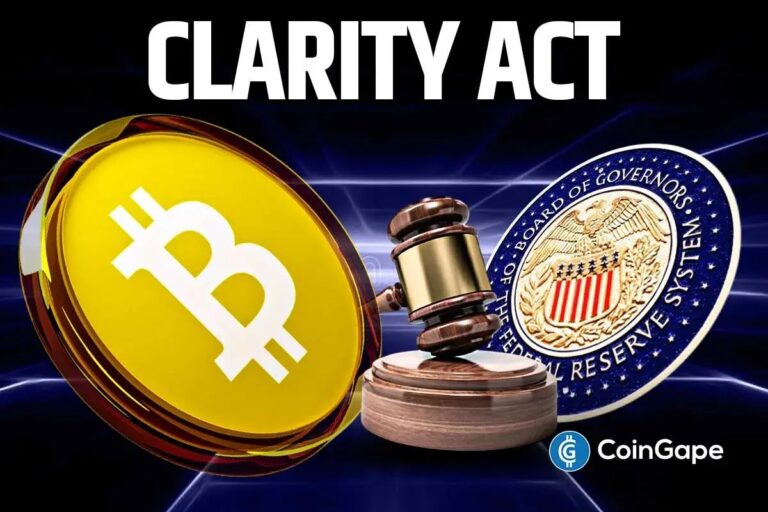 Bitcoin-Münze auf einem absteigenden roten Kurs-Chart mit dem Logo der US-Notenbank Fed im Hintergrund