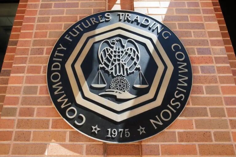 Das Gebäude der CFTC mit einem eingeblendeten Bitcoin-Kurschart