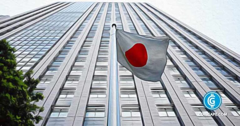 Bitcoin-Münze vor einem fallenden roten Kurs-Chart und der japanischen Flagge im Hintergrund