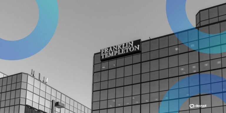 Logo von Franklin Templeton neben einer Bitcoin-Münze und einem steigenden Kurs-Chart