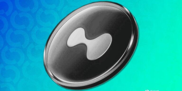 Ein geteilter Bildschirm mit einem fallenden Bitcoin-Chart und einem stark steigenden Hyperliquid-Kursverlauf