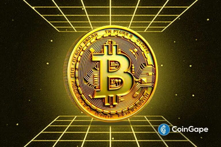 Eine physische Bitcoin-Münze liegt auf einem fallenden Kurs-Chart neben einer amerikanischen Flagge.