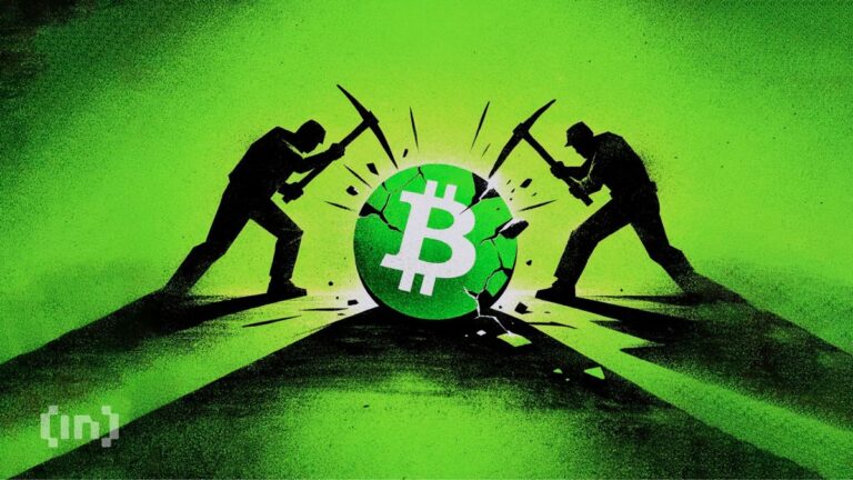Portrait von Adam Back neben einem leuchtenden Bitcoin-Logo und schemenhafter Mining-Hardware