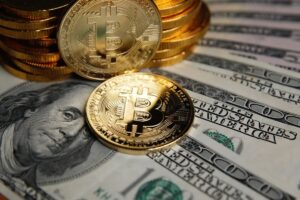 Bitcoin-Münze auf einem Kurs-Chart mit Abwärtstrend und Stabilisierungsebene